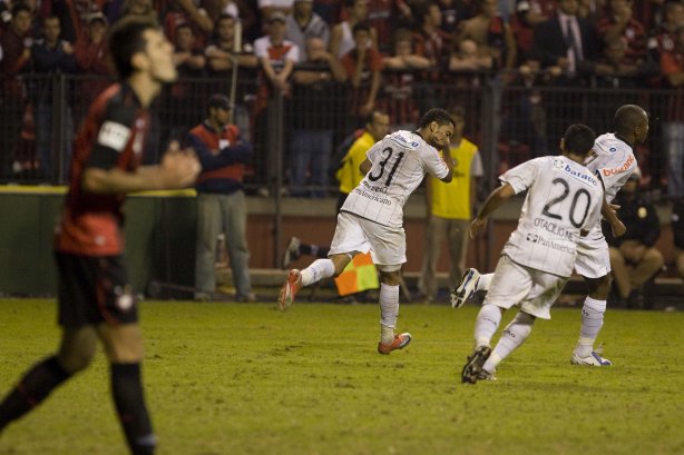 ATLETICO PARANAENSE/PR X CORINTHIANS/SP - em um lance da partida realizada esta noite no estádio da Arena da Baixada, em Curitiba, no jogo de ida válido pelas oitavas-de-final da Copa do Brasil 2009