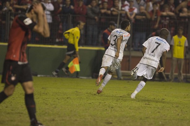 ATLETICO PARANAENSE/PR X CORINTHIANS/SP - em um lance da partida realizada esta noite no estádio da Arena da Baixada, em Curitiba, no jogo de ida válido pelas oitavas-de-final da Copa do Brasil 2009