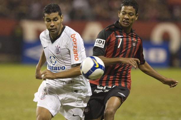 ATLETICO PARANAENSE/PR X CORINTHIANS/SP - em um lance da partida realizada esta noite no estádio da Arena da Baixada, em Curitiba, no jogo de ida válido pelas oitavas-de-final da Copa do Brasil 2009