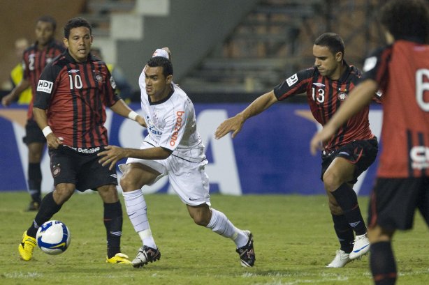 ATLETICO PARANAENSE/PR X CORINTHIANS/SP - em um lance da partida realizada esta noite no estádio da Arena da Baixada, em Curitiba, no jogo de ida válido pelas oitavas-de-final da Copa do Brasil 2009