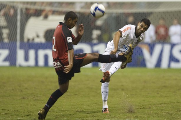 ATLETICO PARANAENSE/PR X CORINTHIANS/SP - em um lance da partida realizada esta noite no estádio da Arena da Baixada, em Curitiba, no jogo de ida válido pelas oitavas-de-final da Copa do Brasil 2009
