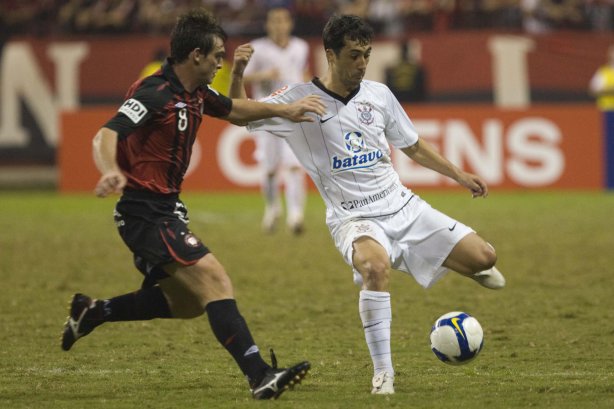 ATLETICO PARANAENSE/PR X CORINTHIANS/SP - em um lance da partida realizada esta noite no estádio da Arena da Baixada, em Curitiba, no jogo de ida válido pelas oitavas-de-final da Copa do Brasil 2009