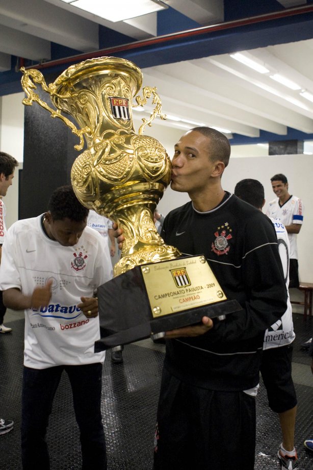 CORINTHIANS/SP X SANTOS/SANTOS - em um lance da partida realizada esta tarde no estádio do Pacaembu, zona oeste da cidade, na decisão do Campeonato Paulista de 2009