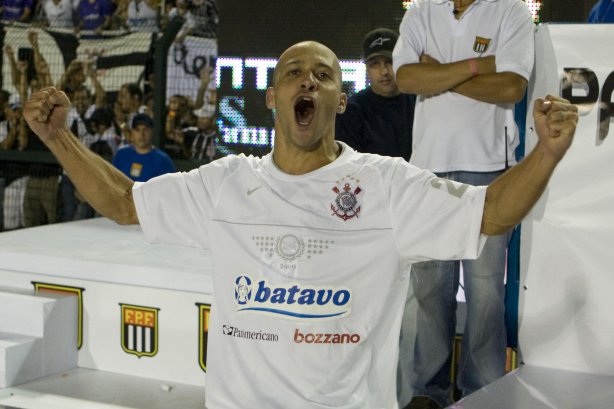 CORINTHIANS/SP X SANTOS/SANTOS - em um lance da partida realizada esta tarde no estádio do Pacaembu, zona oeste da cidade, na decisão do Campeonato Paulista de 2009