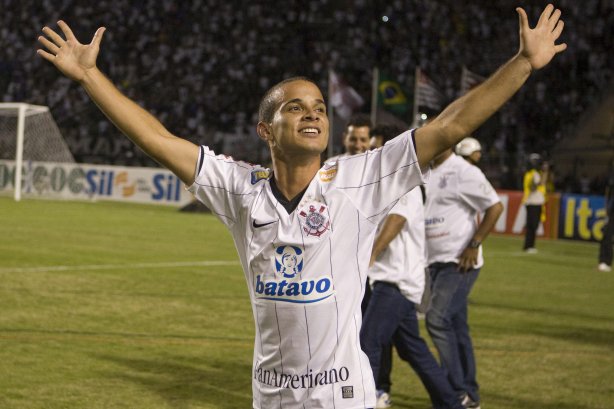 CORINTHIANS/SP X SANTOS/SANTOS - em um lance da partida realizada esta tarde no estádio do Pacaembu, zona oeste da cidade, na decisão do Campeonato Paulista de 2009