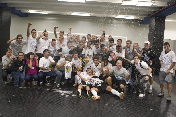 CORINTHIANS/SP X SANTOS/SANTOS - em um lance da partida realizada esta tarde no estádio do Pacaembu, zona oeste da cidade, na decisão do Campeonato Paulista de 2009