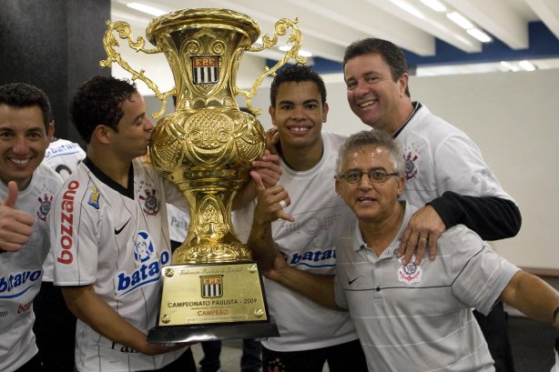CORINTHIANS/SP X SANTOS/SANTOS - em um lance da partida realizada esta tarde no estádio do Pacaembu, zona oeste da cidade, na decisão do Campeonato Paulista de 2009