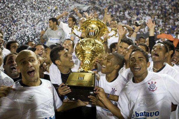 CORINTHIANS/SP X SANTOS/SANTOS - em um lance da partida realizada esta tarde no estádio do Pacaembu, zona oeste da cidade, na decisão do Campeonato Paulista de 2009