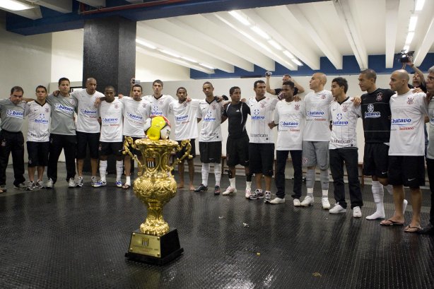CORINTHIANS/SP X SANTOS/SANTOS - em um lance da partida realizada esta tarde no estádio do Pacaembu, zona oeste da cidade, na decisão do Campeonato Paulista de 2009