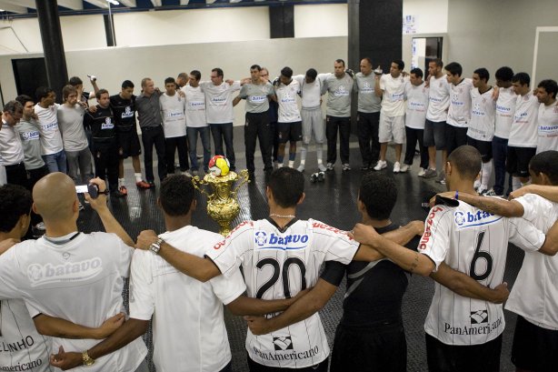 CORINTHIANS/SP X SANTOS/SANTOS - em um lance da partida realizada esta tarde no estádio do Pacaembu, zona oeste da cidade, na decisão do Campeonato Paulista de 2009