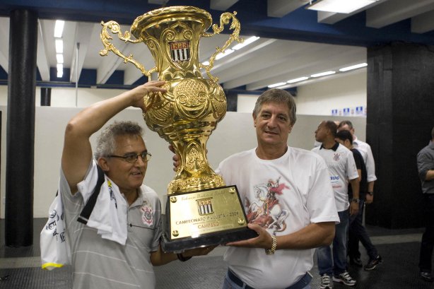 CORINTHIANS/SP X SANTOS/SANTOS - em um lance da partida realizada esta tarde no estádio do Pacaembu, zona oeste da cidade, na decisão do Campeonato Paulista de 2009