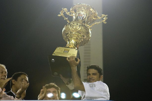 CORINTHIANS/SP X SANTOS/SANTOS - em um lance da partida realizada esta tarde no estádio do Pacaembu, zona oeste da cidade, na decisão do Campeonato Paulista de 2009