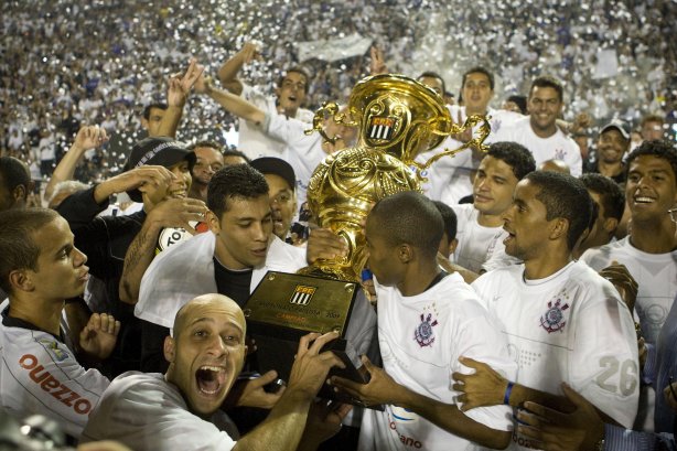 CORINTHIANS/SP X SANTOS/SANTOS - em um lance da partida realizada esta tarde no estádio do Pacaembu, zona oeste da cidade, na decisão do Campeonato Paulista de 2009