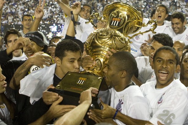CORINTHIANS/SP X SANTOS/SANTOS - em um lance da partida realizada esta tarde no estádio do Pacaembu, zona oeste da cidade, na decisão do Campeonato Paulista de 2009