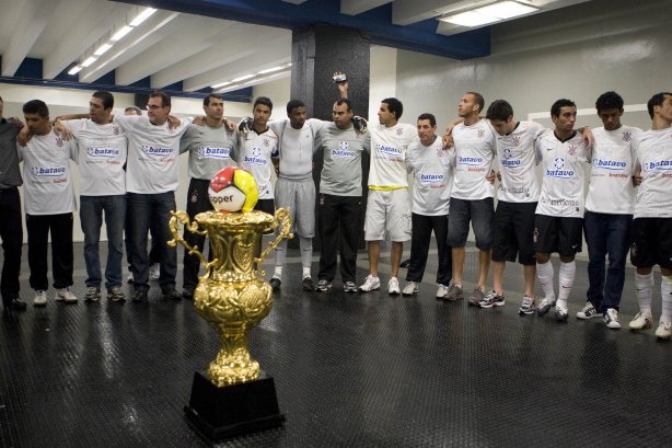 CORINTHIANS/SP X SANTOS/SANTOS - em um lance da partida realizada esta tarde no estádio do Pacaembu, zona oeste da cidade, na decisão do Campeonato Paulista de 2009