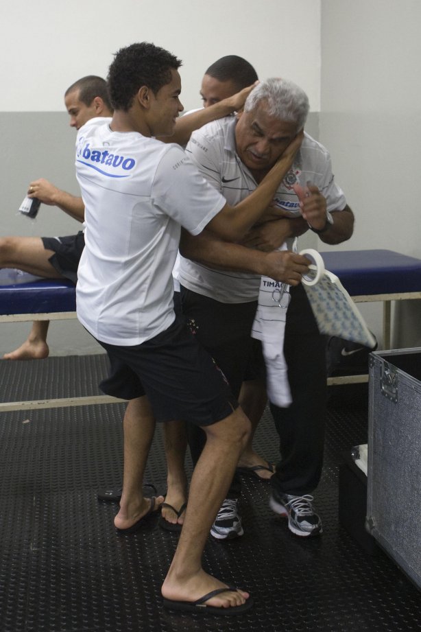 CORINTHIANS/SP X SANTOS/SANTOS - nos vestiários antes da partida realizada esta tarde no estádio do Pacaembu, zona oeste da cidade, na decisão do Campeonato Paulista de 2009