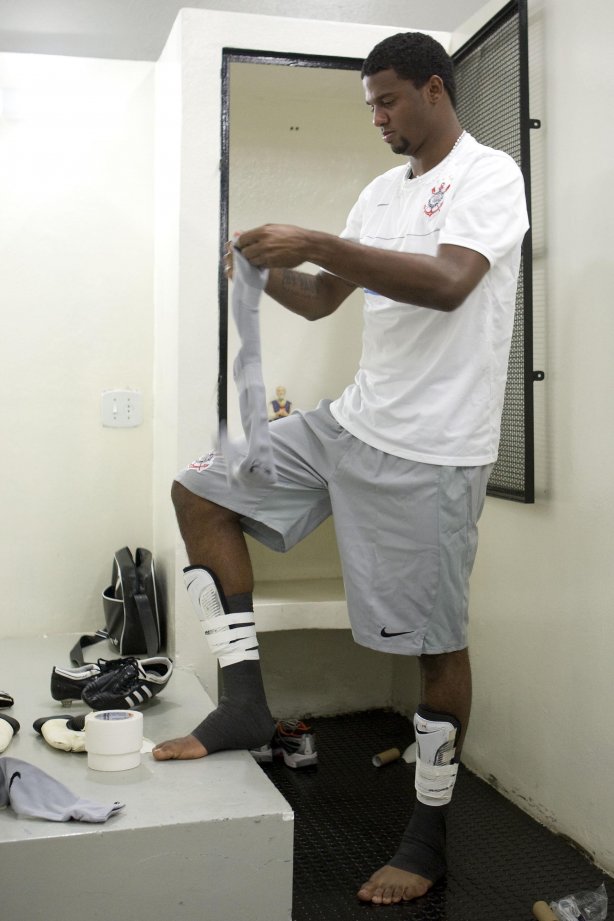 CORINTHIANS/SP X SANTOS/SANTOS - nos vestiários antes da partida realizada esta tarde no estádio do Pacaembu, zona oeste da cidade, na decisão do Campeonato Paulista de 2009