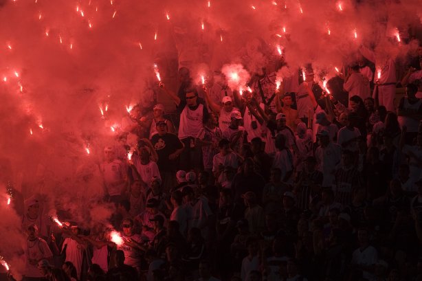 CORINTHIANS/SP X SANTOS/SANTOS - Torcida do Corinthians em um lance da partida realizada esta tarde no estádio do Pacaembu, zona oeste da cidade, na decisão do Campeonato Paulista de 2009