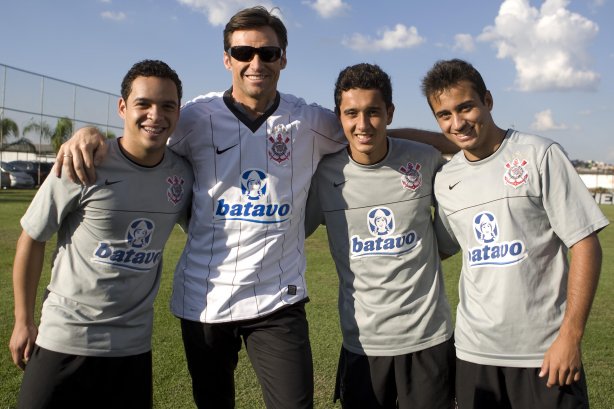 O ator Hugh Jackman, o Volverine, de oculos, veio ao Brasil para divulgar o filme X-Men- origens e quia conhecer o atacante Ronaldo antes do treino do Corinthians realizado esta tarde no Parque Ecológico do Tiete, na zona leste da cidade. Aproveitou e posou ao lado de Lulinha; Marcelinho e Bruno Bertucci, seus fans