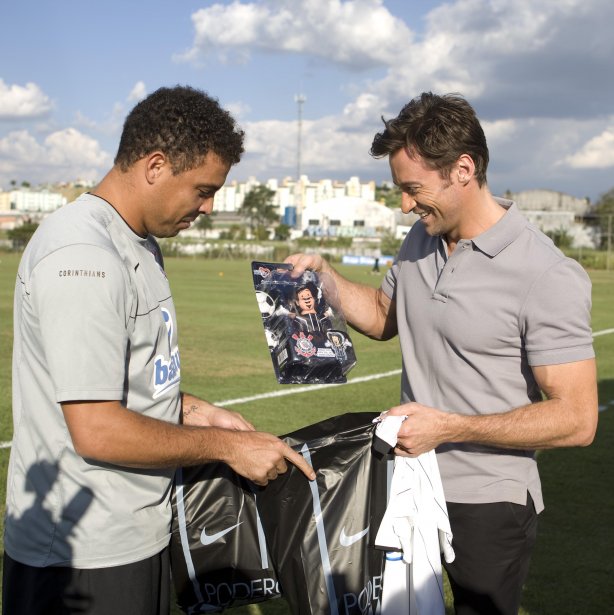 O ator Hugh Jackman, o Volverine, veio ao Brasil para divulgar o filme X-Men- origens e quia conhecer o atacante Ronaldo antes do treino do Corinthians realizado esta tarde no Parque Ecológico do Tiete, na zona leste da cidade