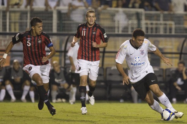 CORINTHIANS/SP X ATLETICO PARANAENSE/PR - em um lance da partida realizada esta noite no estádio do Pacaembu, zona oeste da cidade, na decisão da vaga pelas oitavas de final da Copa do Brasil 2009