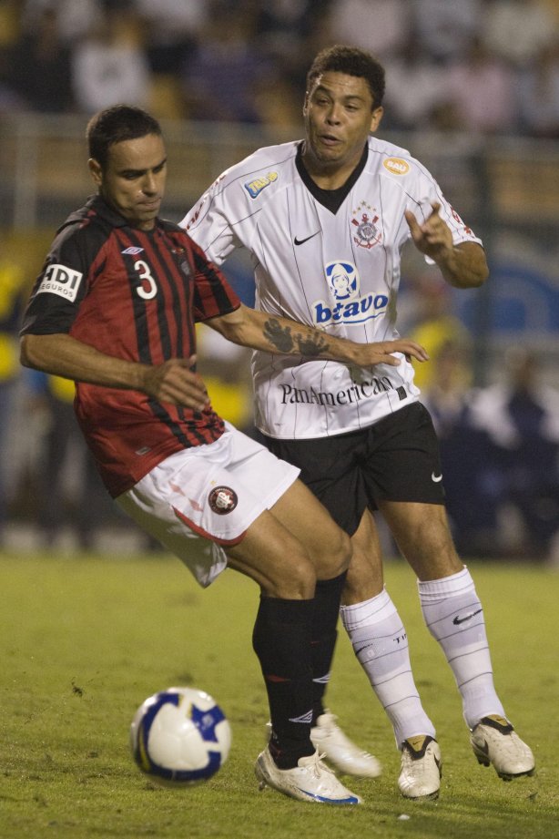 CORINTHIANS/SP X ATLETICO PARANAENSE/PR - em um lance da partida realizada esta noite no estádio do Pacaembu, zona oeste da cidade, na decisão da vaga pelas oitavas de final da Copa do Brasil 2009