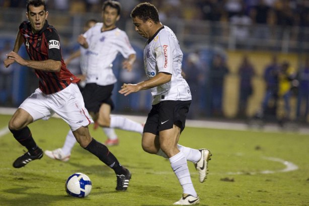 CORINTHIANS/SP X ATLETICO PARANAENSE/PR - em um lance da partida realizada esta noite no estádio do Pacaembu, zona oeste da cidade, na decisão da vaga pelas oitavas de final da Copa do Brasil 2009