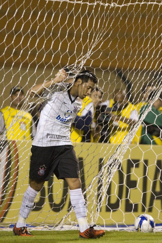 CORINTHIANS/SP X ATLETICO PARANAENSE/PR - em um lance da partida realizada esta noite no estádio do Pacaembu, zona oeste da cidade, na decisão da vaga pelas oitavas de final da Copa do Brasil 2009