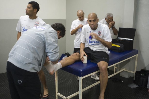 CORINTHIANS/SP X ATLETICO PARANAENSE/PR - nos vestiários antes da partida realizada esta noite no estádio do Pacaembu, zona oeste da cidade, na decisão da vaga pelas oitavas de final da Copa do Brasil 2009