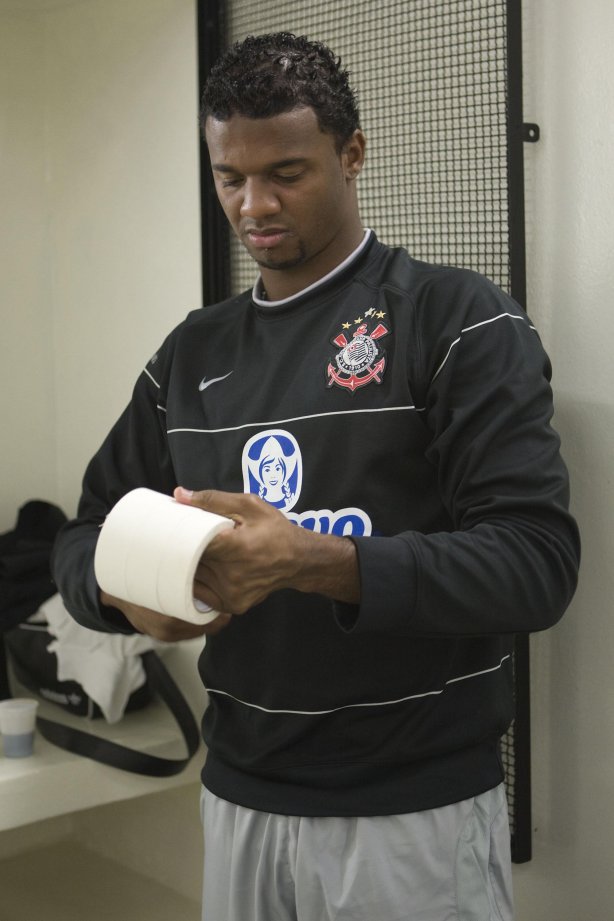 CORINTHIANS/SP X ATLETICO PARANAENSE/PR - nos vestiários antes da partida realizada esta noite no estádio do Pacaembu, zona oeste da cidade, na decisão da vaga pelas oitavas de final da Copa do Brasil 2009