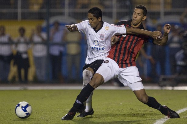 CORINTHIANS/SP X ATLETICO PARANAENSE/PR - em um lance da partida realizada esta noite no estádio do Pacaembu, zona oeste da cidade, na decisão da vaga pelas oitavas de final da Copa do Brasil 2009