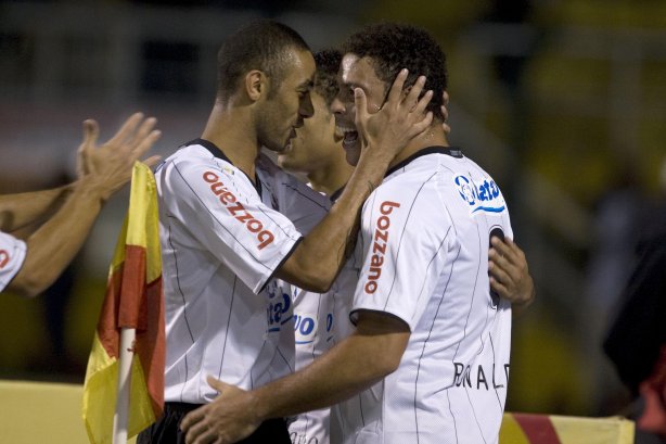 CORINTHIANS/SP X ATLETICO PARANAENSE/PR - em um lance da partida realizada esta noite no estádio do Pacaembu, zona oeste da cidade, na decisão da vaga pelas oitavas de final da Copa do Brasil 2009