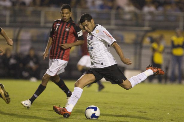 CORINTHIANS/SP X ATLETICO PARANAENSE/PR - em um lance da partida realizada esta noite no estádio do Pacaembu, zona oeste da cidade, na decisão da vaga pelas oitavas de final da Copa do Brasil 2009