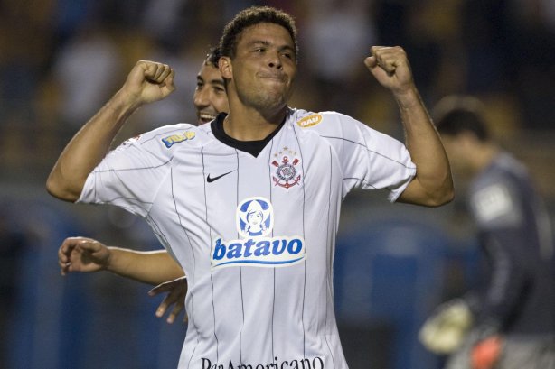 CORINTHIANS/SP X ATLETICO PARANAENSE/PR - em um lance da partida realizada esta noite no estádio do Pacaembu, zona oeste da cidade, na decisão da vaga pelas oitavas de final da Copa do Brasil 2009