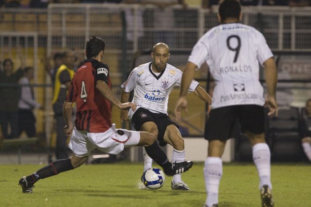 CORINTHIANS/SP X ATLETICO PARANAENSE/PR - em um lance da partida realizada esta noite no estádio do Pacaembu, zona oeste da cidade, na decisão da vaga pelas oitavas de final da Copa do Brasil 2009