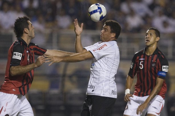 CORINTHIANS/SP X ATLETICO PARANAENSE/PR - em um lance da partida realizada esta noite no estádio do Pacaembu, zona oeste da cidade, na decisão da vaga pelas oitavas de final da Copa do Brasil 2009