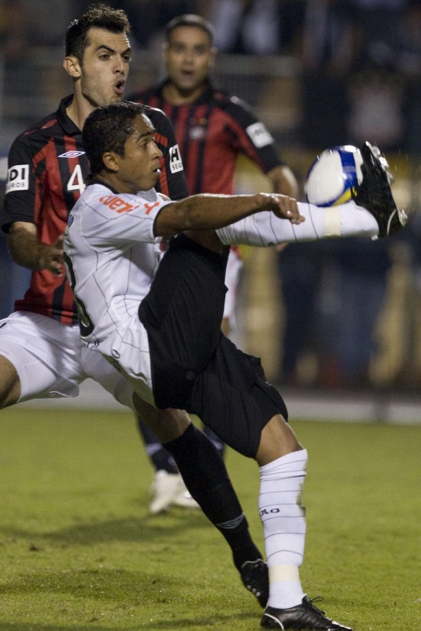 CORINTHIANS/SP X ATLETICO PARANAENSE/PR - em um lance da partida realizada esta noite no estádio do Pacaembu, zona oeste da cidade, na decisão da vaga pelas oitavas de final da Copa do Brasil 2009