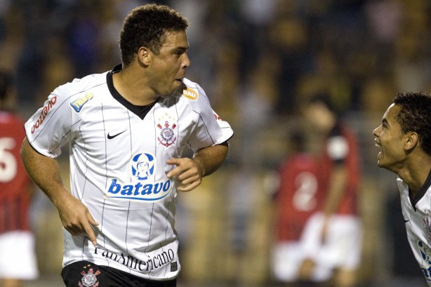 CORINTHIANS/SP X ATLETICO PARANAENSE/PR - em um lance da partida realizada esta noite no estádio do Pacaembu, zona oeste da cidade, na decisão da vaga pelas oitavas de final da Copa do Brasil 2009