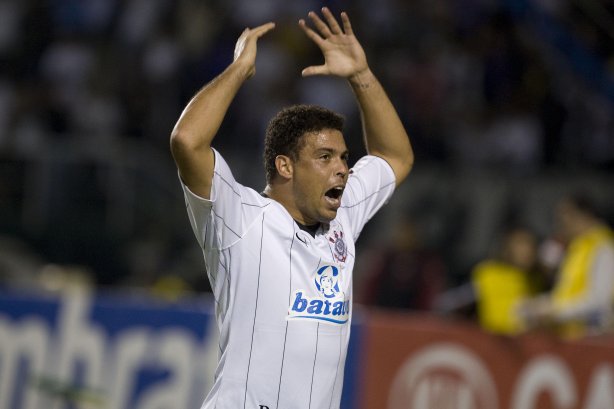 CORINTHIANS/SP X ATLETICO PARANAENSE/PR - em um lance da partida realizada esta noite no estádio do Pacaembu, zona oeste da cidade, na decisão da vaga pelas oitavas de final da Copa do Brasil 2009
