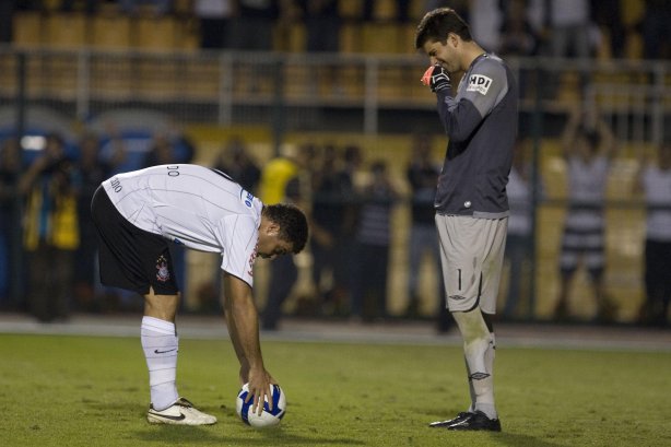 CORINTHIANS/SP X ATLETICO PARANAENSE/PR - em um lance da partida realizada esta noite no estádio do Pacaembu, zona oeste da cidade, na decisão da vaga pelas oitavas de final da Copa do Brasil 2009