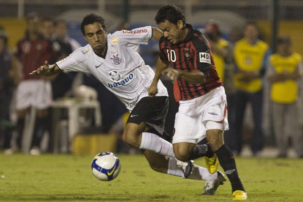 CORINTHIANS/SP X ATLETICO PARANAENSE/PR - em um lance da partida realizada esta noite no estádio do Pacaembu, zona oeste da cidade, na decisão da vaga pelas oitavas de final da Copa do Brasil 2009