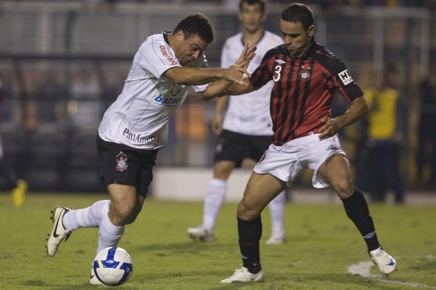 CORINTHIANS/SP X ATLETICO PARANAENSE/PR - em um lance da partida realizada esta noite no estádio do Pacaembu, zona oeste da cidade, na decisão da vaga pelas oitavas de final da Copa do Brasil 2009