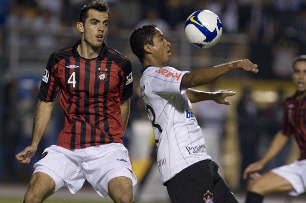 CORINTHIANS/SP X ATLETICO PARANAENSE/PR - em um lance da partida realizada esta noite no estádio do Pacaembu, zona oeste da cidade, na decisão da vaga pelas oitavas de final da Copa do Brasil 2009