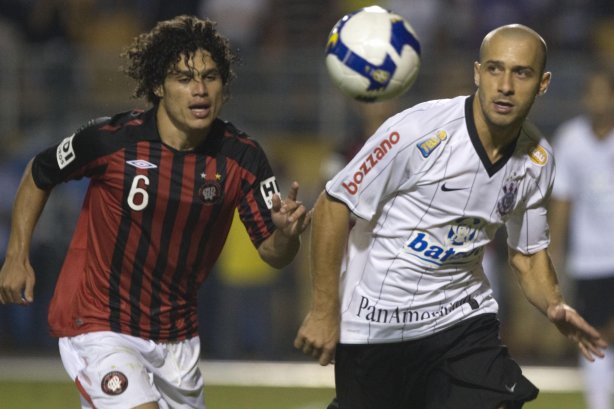CORINTHIANS/SP X ATLETICO PARANAENSE/PR - em um lance da partida realizada esta noite no estádio do Pacaembu, zona oeste da cidade, na decisão da vaga pelas oitavas de final da Copa do Brasil 2009