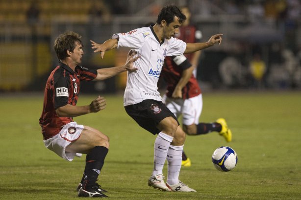 CORINTHIANS/SP X ATLETICO PARANAENSE/PR - em um lance da partida realizada esta noite no estádio do Pacaembu, zona oeste da cidade, na decisão da vaga pelas oitavas de final da Copa do Brasil 2009