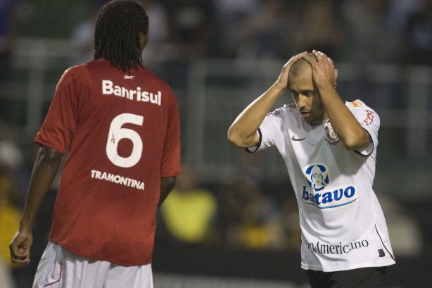 CORINTHIANS/SP X INTERNACIONAL/RS - em um lance da partida realizada esta tarde no estádio do Pacaembu, zona oeste da cidade, na primeira partida pelo Campeonato Brasileiro de 2009