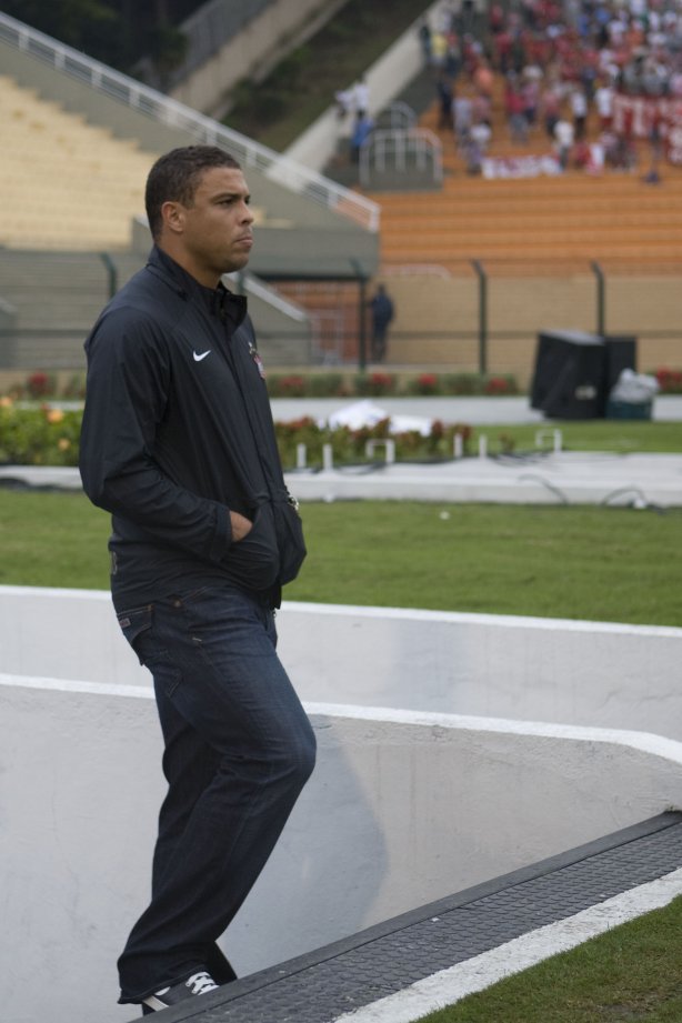 CORINTHIANS/SP X INTERNACIONAL/RS - em um lance da partida realizada esta tarde no estádio do Pacaembu, zona oeste da cidade, na primeira partida pelo Campeonato Brasileiro de 2009