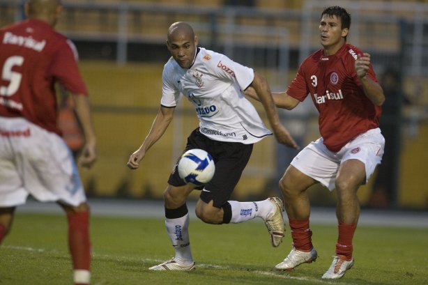 CORINTHIANS/SP X INTERNACIONAL/RS - em um lance da partida realizada esta tarde no estádio do Pacaembu, zona oeste da cidade, na primeira partida pelo Campeonato Brasileiro de 2009