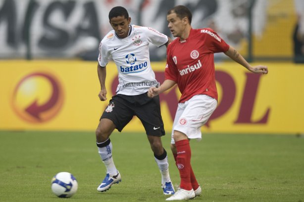 CORINTHIANS/SP X INTERNACIONAL/RS - em um lance da partida realizada esta tarde no estádio do Pacaembu, zona oeste da cidade, na primeira partida pelo Campeonato Brasileiro de 2009