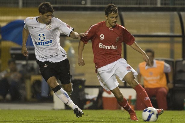 CORINTHIANS/SP X INTERNACIONAL/RS - em um lance da partida realizada esta tarde no estádio do Pacaembu, zona oeste da cidade, na primeira partida pelo Campeonato Brasileiro de 2009